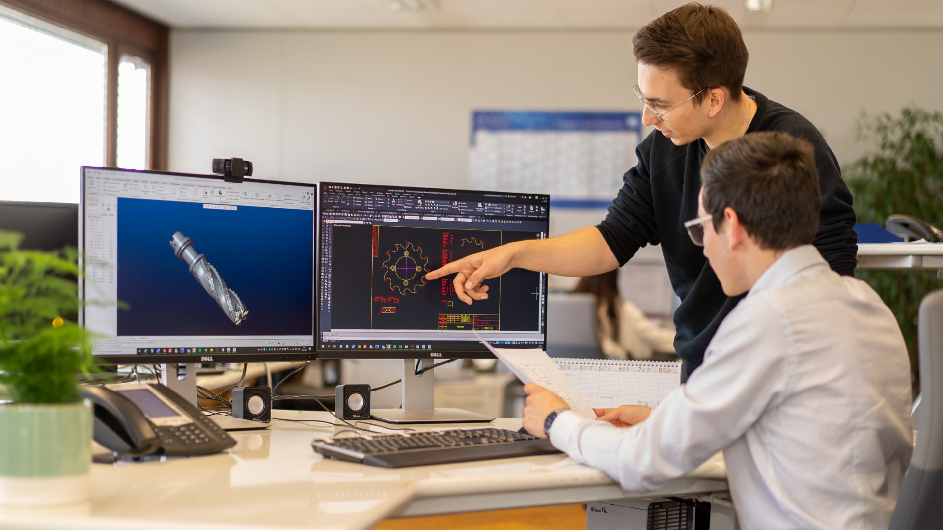 A Leitz employee helps with process optimisation