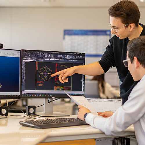 A Leitz employee helps with process optimisation