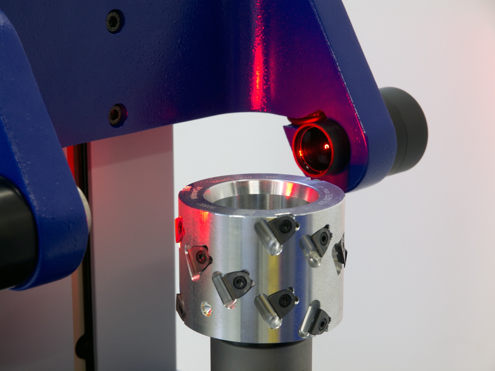 A cutter head being analysed under an electonic microscope